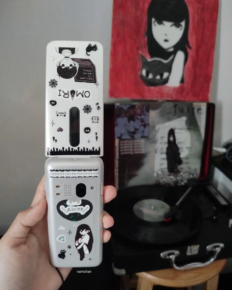 Omori Japanese themed flip phone 🔪 Phone model: Kyocera Gratina KYF31 #flipphone #japaneseflipphone #japanesephones #keitai #garakei #nostalgia #2000s #tech #phones #y2k #kyocera #gratina #omori #omocat #omorigame #mitsukocore 2000s Flip Phone, Japanese Flip Phone, 2000s Tech, Nostalgia 2000s, Flip Phone, Y2k Vibes, Flip Phones, Phone Model, Retro Vibe