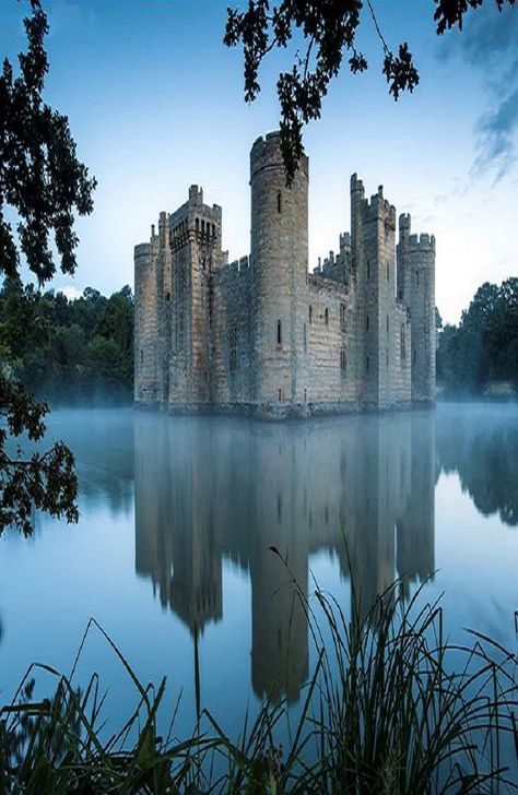 Bodiam Castle - England Bodiam Castle, Egiptul Antic, Chateau Medieval, Matka Natura, Real Estat, Beautiful Castles, A Castle, Medieval Castle, East Sussex