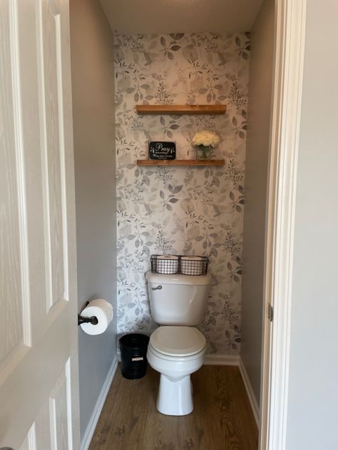 Small Bathroom Accent Wall, Water Closet Decor, Small Powder Bathroom Ideas, Closet Wallpaper, Small Half Bathroom, Half Bath Remodel, Half Bathroom Decor, Toilet Room Decor, Small Toilet Room