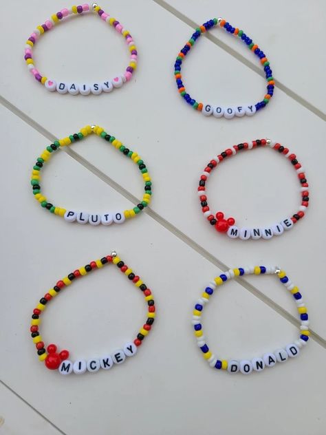 Acrylic Bracelet Ideas, Disney Beaded Bracelet Diy, Kid Bracelet Ideas, Clay Beads Jewelry Ideas, Disney Bracelet Ideas Clay Beads, Bracelet Ideas Disney, Disney Bead Bracelet Ideas, Disney Beaded Bracelet, Disney Friendship Bracelet