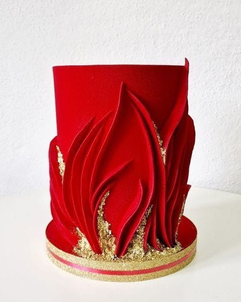 Red Elegant Cake, Red Cake Ideas, Red Gold Cake, Red Cake Design, Red And Gold Wedding Cake, Red And Gold Cake, Red Wedding Cake, Elegant Cake Design, Red Birthday Cakes