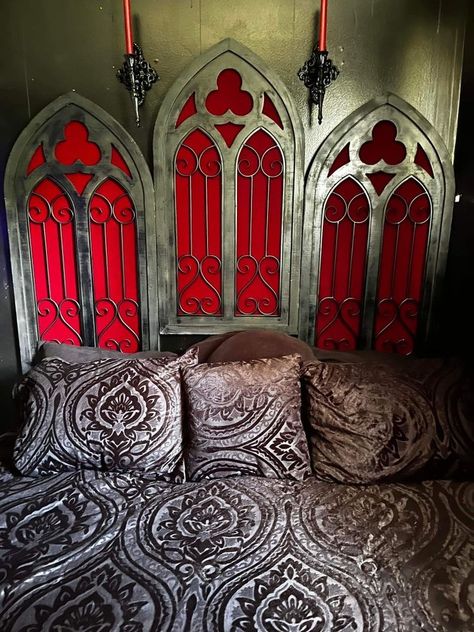 Cottage Core House Interior, Boho Home Aesthetic, Gothic Cottage Core, Vampire Bedroom, Cottage Core Bathroom, Vampire Room, Victorian Gothic Decor, Gothic Cottage, Gothic Bed