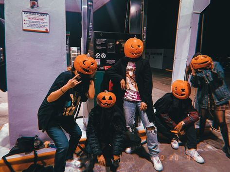 Netflix Horror Series, Cute Friend Poses, Pumpkin Heads, Netflix Horror, Emoji Drawings, Pumpkin Pictures, Pumpkin Photos, Halloween Photography, Horror Series