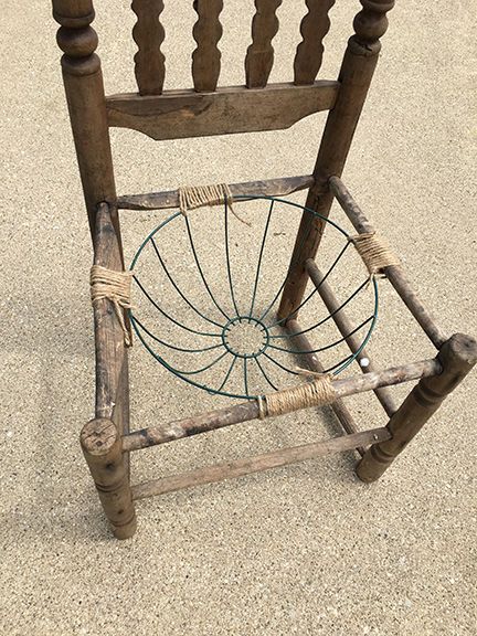 Diy Farmhouse Porch Decor, Antique Garden Ideas, Front Porch Decorating Spring, Old Chairs In The Garden, Spring Porch Pots Ideas, Old Chair Planter Ideas, Farmhouse Patio Decorating Ideas, Porch Plants Ideas, Upcycled Garden Ideas