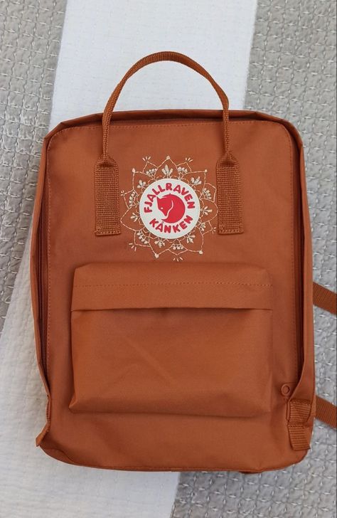 Kanken Embroidery Ideas, Embroidered Kanken, Kanken Embroidery, Backpack Art, Fjällräven Kånken, Diy Embroidery Designs, Cute Embroidery, Sewing Design, Design Diy