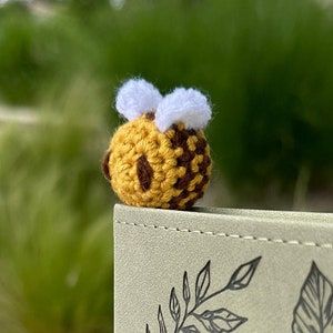 This crochet bee bookmark pattern has tons of photos and makes a great crochet gift for any child, teacher, or reader in your life! A great way to bring spring into your library. Crochet Bookmark Pattern, Crochet Bee, Crochet Bookmarks, Crochet Gifts, Craft Fairs, Bee, Crochet Patterns, Crochet, Pattern