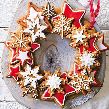 Christmas Bakes Gifts, Christmas Star Biscuits, Iced Biscuits Ideas, Cookie Wreath Christmas, Christmas Iced Biscuits, Christmas Biscuit Ideas, Christmas Biscuits Decorated, Edible Centrepiece, Star Cookies Decorated