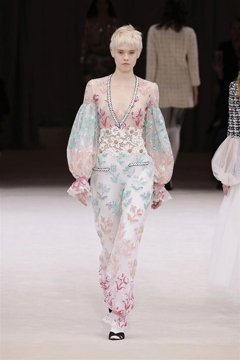 Chanel Couture Spring Summer 2024 Paris – NOWFASHION Chanel Fashion Show 2024, Chanel Couture 2024, Chanel Spring Summer 2025, Chanel 2024 Spring Summer Runway, Chanel Resort 2025, Chanel Couture, Muslimah Fashion Outfits, Muslimah Fashion, Chanel