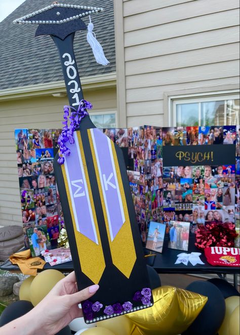 Senior Sorority Paddles, Sorority Graduation Paddle, Graduation Paddle Sorority, Graduation Paddle, Senior Week Ideas, Alpha Delta Pi Canvas, Sorority Paddles Ideas, 21 Paddle, Sorority Canvas Paintings