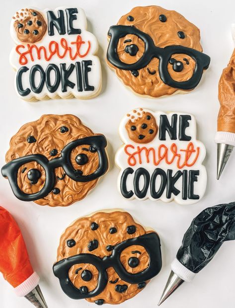 How to Decorate a One Smart Cookie Set - Summer's Sweet Shoppe One Smart Cookie Decorated Cookies, Preschool Graduation Cookies Decorated, Preschool Graduation Cookies, Last Day Of School Cookies, Kindergarten Graduation Cookies, Math Cookies, Graduation Cookie Ideas, One Smart Cookie Graduation Party, Smart Cookie Graduation Party