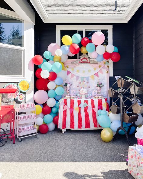 Ferris Wheel Party Decoration, Ferris Wheel Birthday Party, Popcorn Stand, Prize Wheel, Birthday Carnival, Baby Birthday Themes, Carnival Theme, Carnival Themes, Carnival Birthday