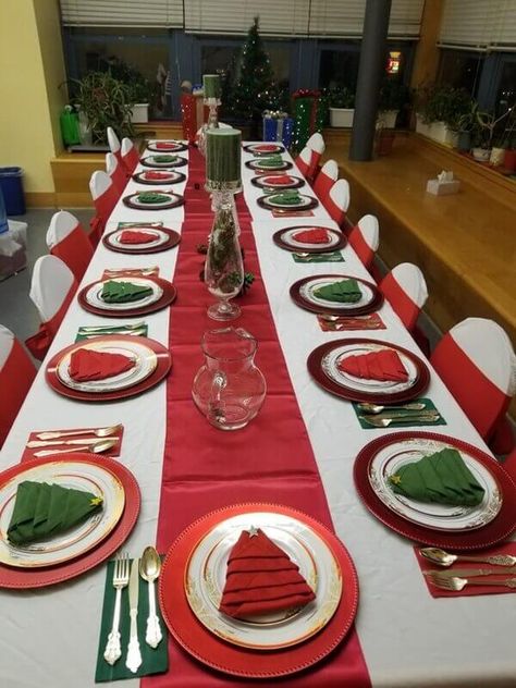 Red And Green Table Decorations, Red And Green Table Decor, Christmas Table Settings Red And Green, Red And Green Christmas Table Decor, Christmas Dinner Table Decorations, Dinner Table Decorations, Green Table Settings, Christmas Dinner Table Settings, White Chair Covers