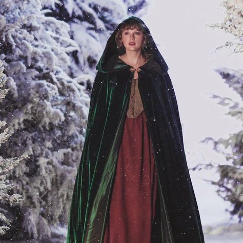 Green Velvet Coat, Taylor Swift Fotos, Taylor Outfits, All About Taylor Swift, Elegant Coats, Velvet Clothes, Taylor Swift Outfits, Velvet Coat, Taylor Swift Wallpaper