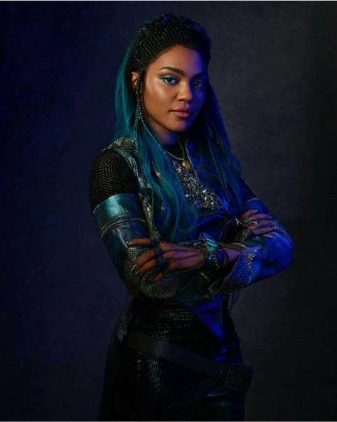 Take A Trip To Disneyland And We'll Reveal Which "Descendants 3" Character You're Most Like Descendants 2 Uma, Uma Descendants, Descendants Characters, Descendants Party, Mal And Evie, Disney Channel Descendants, Disney Descendants 3, Descendants Cast, Isle Of The Lost