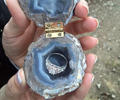 Creative Engagement Rings, Big Wedding Rings, Skull Engagement Ring, Geode Ring, Cool Wedding Rings, Wedding Rings Solitaire, Engagement Ring Box, Wedding Ring Box, Wedding Rings Unique