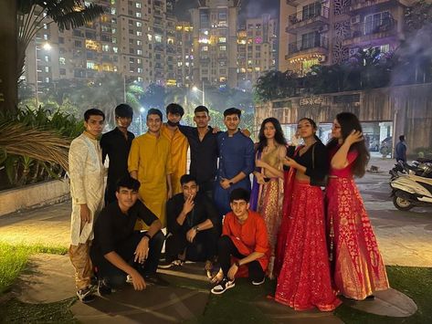 Cousin Pics Group Poses, Diwali Group Photo, Indian Cousins Snapchat, Traditional Poses For Cousins, Desi Cousin Aesthetic, Poses With Cousins, Indian Friends Group, Diwali With Friends, Farewell Photo Ideas