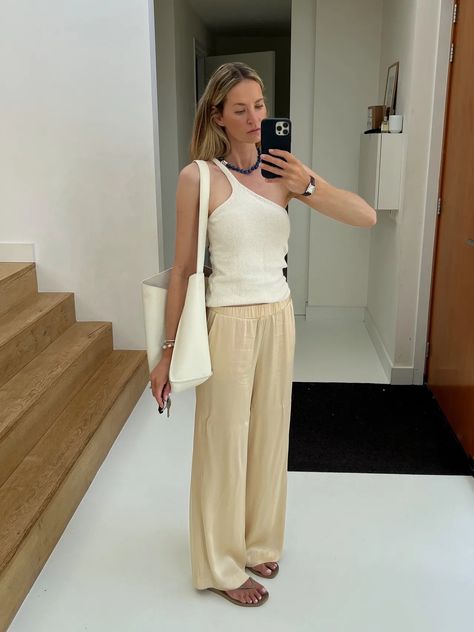 See How Fashion People Are Wearing Flip-Flops This Summer | Who What Wear Flip Flop Outfits, Flip Flops Outfit, Flops Outfit, Jenny Cipoletti, Fall Transition Outfits, Transition Outfits, Summer 2025, Outfit Trends, Fashion People