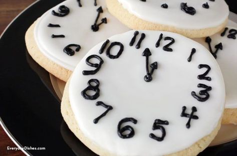 Sugar cookie recipe to make New Year's Eve clock cookies New Years Clock, Clock Cookies, Cookie Glaze, New Years Cookies, Diy Dish, Sugar Cookie Royal Icing, Everyday Dishes, Cookies Decorated, Sugar Cookies Recipe