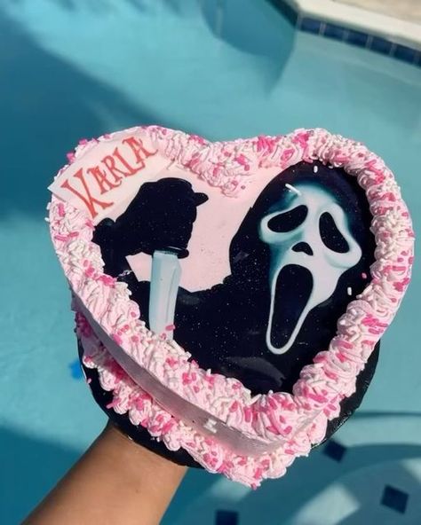 Dulcelizeth on Instagram: "Ghostface cake 🩷🔪 . #cakesofinstagram #heartcake #october #ghostfacecake #spookyseason #spookycake #chocolatecake #edibleimagecake" 18th Birthday Party Ideas In October, Ghostface Birthday Party, Scary Movie Cakes, Ghost Face Cake, Ghostface Party, Ghostface Cake, Spooky Cakes, Horror Cake, Scary Cakes