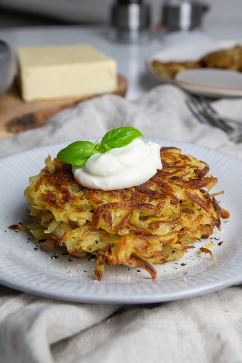 Looking at a picture of a freshly cooked potato rosti, you can probably already tell it's something you very much want to eat. But what exactly is a potato rosti? In two words, it's comfort food if ever there was one. #potato #rosti Potato Rosti Recipe, Rosti Recipe, Potato Rosti, One Potato, Types Of Potatoes, How To Make Potatoes, Fingerling Potatoes, Breakfast Potatoes, Potato Pancakes