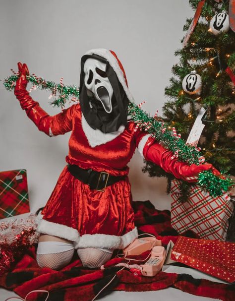 Deck the Halls with this Christmas Ghostface Photoshoot - Spooky Christmas Photoshoot, Ghostface Christmas, Ghostface Photoshoot, Spooky Christmas, Christmas Horror, Creepy Christmas, Christmas Photoshoot, Holiday Pictures, Deck The Halls