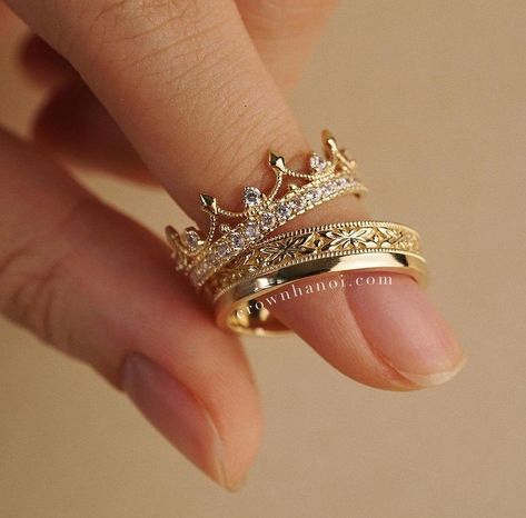 Cute Promise Rings, Crown Ring Princess, Cute Engagement Rings, Couple Wedding Rings, Bridal Gold Jewellery Designs, Jewelry Lookbook, Fancy Jewelry, Jewelry Design Necklace, Bridal Gold Jewellery