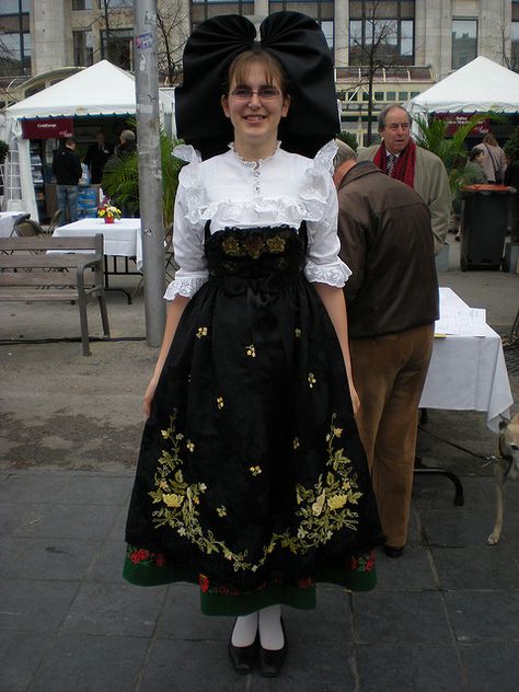 Girl Dressed in Traditional Alsacian Costume - France French Traditional Dress, Traditional French Clothing, French Costume, Costumes Around The World, Native Dress, European Outfit, French Outfit, Folk Clothing, French Dress