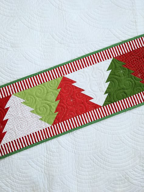 Christmas Table Runner Quilt Patterns Free, Christmas Tree Table Runner Patterns Free, Christmas Runners Quilted, Xmas Quilting Ideas, Christmas Trees Table Runner, High School Quilt Ideas, Table Runner Quilted Patterns Free, Scandinavian Christmas Table Runner, Free Christmas Tree Quilt Pattern