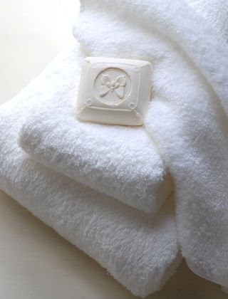 Pretty Soap, Bed And Breakfast Inn, Fluffy Towels, Simply White, White Cottage, Relaxing Bath, White Towels, White Houses, Soft Towels