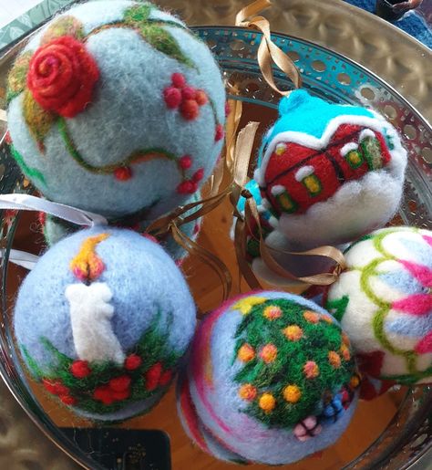 Juledekor Needle Felted Christmas Ball Ornaments, Needle Felted Ball Ornaments, Felted Christmas Balls, Needle Felted Christmas Ornaments, Tovad Ull, Needle Felting Diy, Needle Felted Christmas, Felt Crafts Christmas, Felt Roses