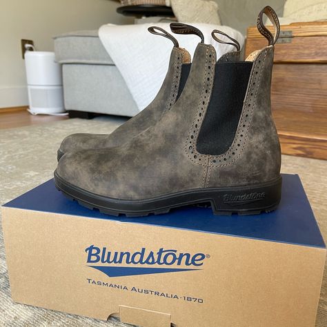 Brand New Blundstone 1351 In Rustic Brown. Never Worn, Tried On And Need A Different Size. Size 5.5 Equates To A Woman’s Us 8.5. I Will Include The Socks As Well, Brand New. Blundstone Outfit, Blundstone Shoes, Blundstone Boots, Boots Cowgirl, Rustic Brown, Cowgirl Boots, Fall Wardrobe, A Woman, Fashion Inspo