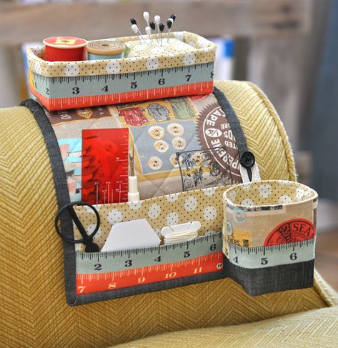 An Ingenious Organizer for Your Favorite Armchair - Quilting Digest Travel Sewing Kit Diy Free Pattern, Maker Station, Sewing Caddy, Needle Books, Sewing Kits, Beginner Sewing Projects Easy, Patchwork Quilting, Leftover Fabric, Art Cards