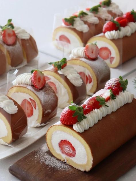 Strawberry Swiss Roll, Rolled Cakes, Strawberry Roll Cake, Slice Cake, Swiss Roll Cake, Log Cake, Food Instagram, Cute Baking, Swiss Roll