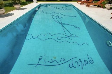 The pool Picasso Painted In 1961 Pablo Picasso painted and signed the bottom of the pool at Villa El Martinete, in Marbella, Spain, residence of his friend, celebrated flamenco dancer and actor Antonio Ruiz Soler. The property is now for sale. Living Pool, Pool Art, Pool Signs, Marbella Spain, Flamenco Dancers, Alexander Calder, Ace Hotel, Hotel Pool, Greenwich Village