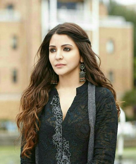 Anushka Sharma                                                                                                                                                                                 More Bollywood Theme Party Outfit, Ae Dil Hai Mushkil, Bollywood Theme Party, Bollywood Theme, Bollywood Outfits, Salwar Kamiz, Anushka Sharma, Shah Rukh Khan, Indian Fashion Dresses