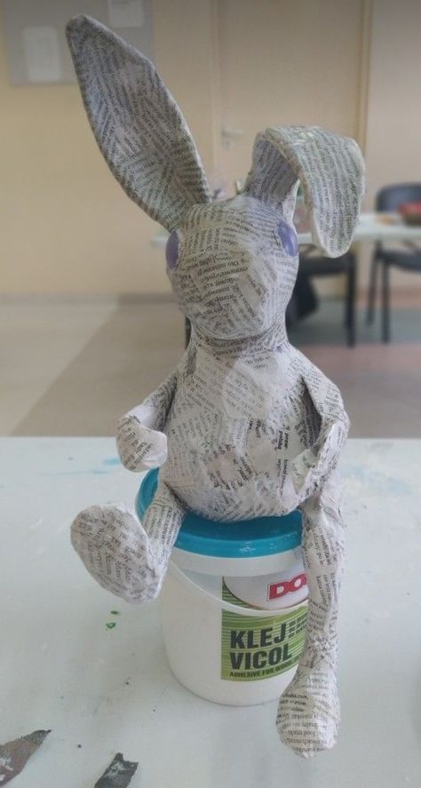 Cute Paper Mache, Paper Mache Art Projects, Easter Decoration Ideas, Easter Figurine, Paper Mache Animals, Paper Mache Clay, Cardboard Sculpture, Spring Decorations, Paper Mache Sculpture