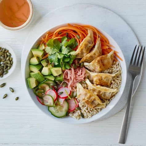 Brown rice Buddha Bowl with itsu gyoza and rainbow vegetablesredmagazine Rice Buddha Bowl, Rainbow Vegetables, Superfood Diet, Veggie Rice Bowl, Buddha Bowl Recipe, Veggie Diet, Buddha Bowls Recipe, Vegan Buddha Bowl, Healthy Food Habits