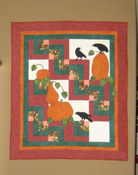 Let's show off our Halloween quilts Fall Quilt, Appliqué Quilts, Cottage Quilt, Quilted Wall Hanging, Quilt Pattern Download, Fall Sewing, Hanging Quilts, Black Birds, Quilt Care