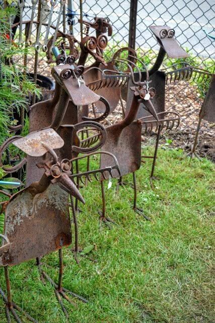 Shovel Art, Drátěná Socha, Old Garden Tools, Deer Sculpture, Kule Ting, Welding Ideas, Garden Junk, Metal Sculptures, Welding Art Projects