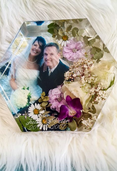 Wedding Floral preservation in resin. Resin Bouquet Wedding Flowers Hexagon, Epoxy Keepsakes, Epoxy Wedding Flowers, Wedding Resin Art, Resin Keepsake Ideas, Resin Wedding Flowers, Photo In Resin, Wedding Epoxy, Resin Flower Art