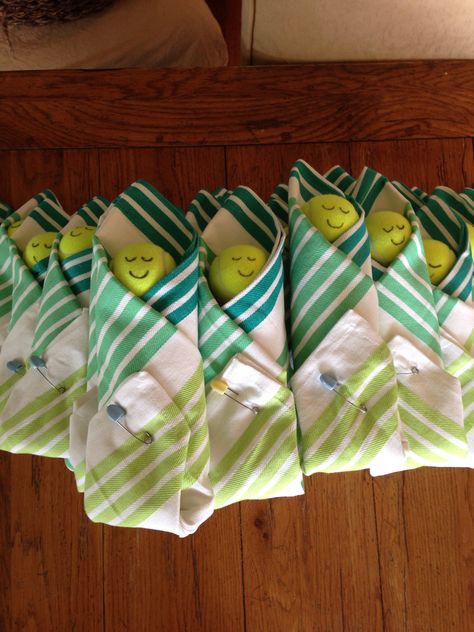 Tennis themed baby shower favors. Sur La Table dish towel wrapped around tennis ball "baby". So cute! Tennis Gender Reveal Ideas, Tennis Baby Shower Theme, Tennis Cupcakes, Tennis Ideas, Tennis Wedding, Punny Gifts, Tennis Party, Mom Outfit, Tennis Team