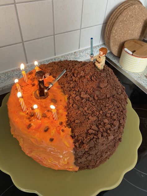 Birthday Cakes Star Wars, Star Wars Cake Aesthetic, Anakin And Obi Wan Cake, Disney Cake Aesthetic, Revenge Of The Sith Cake, Star Wars Birthday Cakes, Star Wars Food Recipes, Ugly Cakes Funny, Easy Star Wars Cake