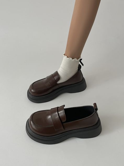 Shoes Aesthetic Loafers, Confers Shoes, Shein Loafers, Brown Chunky Loafers, Brown Loafers Outfit, Brown Loafers Outfit Women, Aesthetic Loafers, Minimalistic Shoes, Loafer Shoes For Women