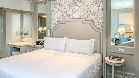 Experience New Orleans in style and luxury with a stay at the historic Hotel Monteleone, a fifth-generation family-owned hotel. The post Hotel Monteleone: A New Orleans Legacy of Luxury appeared first on Feastio. Hotel Monteleone, Austin Food, French Market, Luxury Suite, Rooftop Pool, Mississippi River, Bar Lounge, At The Hotel, Luxury Hotel