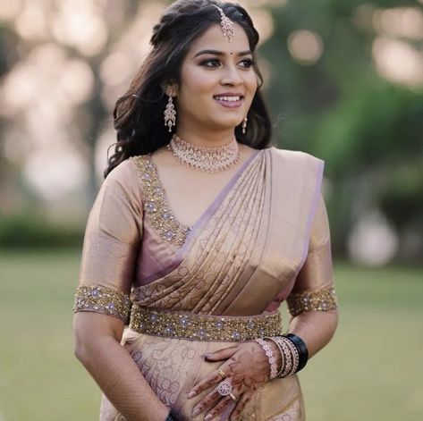 Silk Sarees For Reception, Bridal Half Sarees South Indian, Pattu Saree With Jewellery, Pastel Silk Saree Blouse Designs, Reception Aari Work Blouse Design, Wedding Hairstyles Saree, Hairstyles On Pattu Saree, Engagement Sarees South Indian Simple, Engagement Blouse Designs South Indian