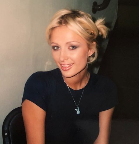 Paris Hilton Aesthetic, 2000s Makeup Looks, Paris Hilton 2000s, Paris And Nicole, Hilton Hotels, Vintage Paris, Blonde Bombshell, Paris Hilton, Britney Spears