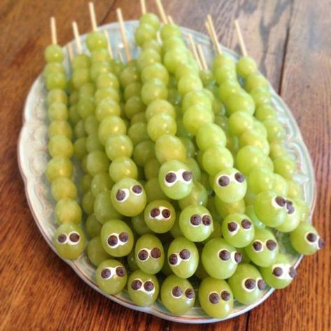 What better way to get fruit into your children than giving them these cuties? Salsa Recept, Nachos Recept, Kindergarten Snacks, Class Snacks, Healthy Halloween Snacks, Kreative Snacks, Fest Mad, Food Art For Kids, Decorações Com Comidas