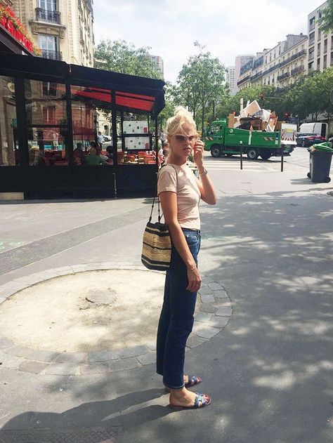 Minimalist Moda, Beige Outfit, Looks Street Style, T Shirt And Jeans, Mode Inspo, Tshirt Outfits, French Girl, Looks Style, Mode Inspiration