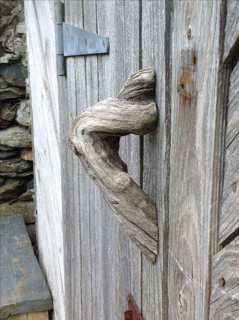 Natural door handle Tree Branch Door Handles, Branch Door Handle, Bamboo Hut, Log Building, Lost Friends, Driftwood Art Diy, Gate Handles, Shed Doors, Front Door Handles