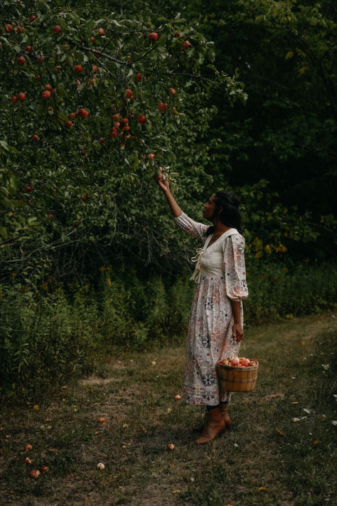 In our latest slow living editorial series, we speak to photographer, naturalist and mother, Alyson Morgan. Famous for her aesthetically curated instagram and latest book release ‘Our Kindred Home’, Alyson hopes to bring slow folk living inspiration to all through nature based recipes, rituals and practices. We love Alyson’s approach to slow living – highlighting the beauty of nature and how we can live in harmony with it everyday. Slow Life Aesthetic, Slow Living Lifestyle, Jewellery Shoot, Reference Board, Virgo Moon, Her Book, Slow Life, Cottage Living, Book Release